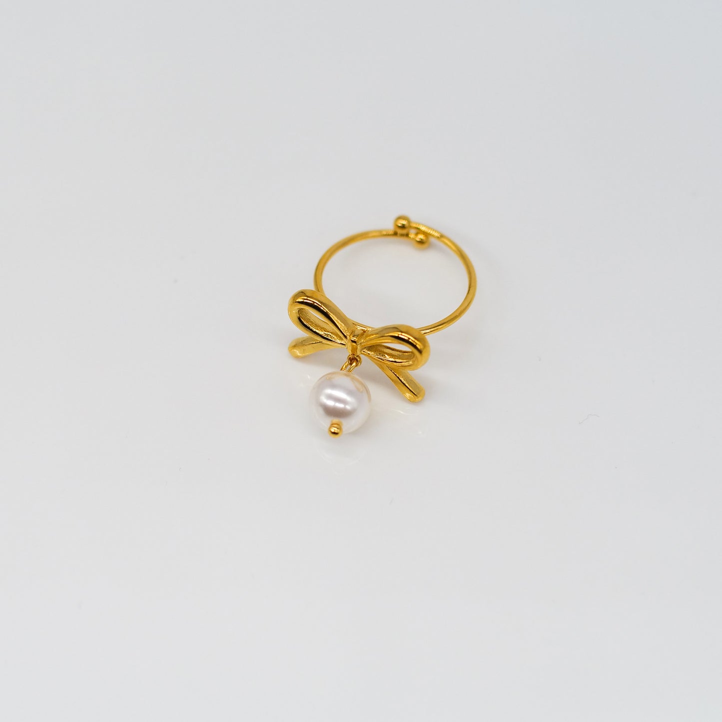 Bague Élégante avec Boucle et Perle d’Eau Douce Pendante