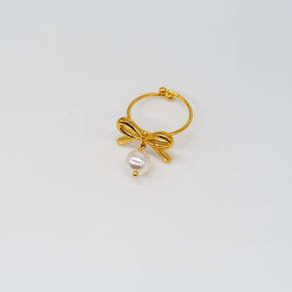 Bague Élégante avec Boucle et Perle d’Eau Douce Pendante