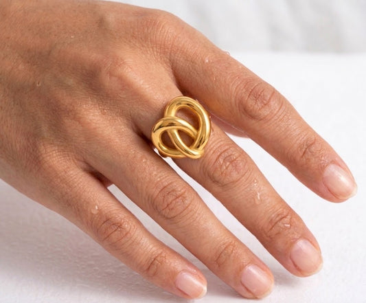 Bague Noeud Entrelacé en Or – Bijou Chic et Minimaliste